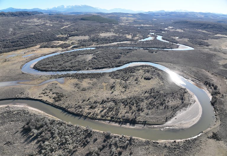 Tejiendo el río: así avanza la obra colectiva que traduce el Simpson en fibra y color