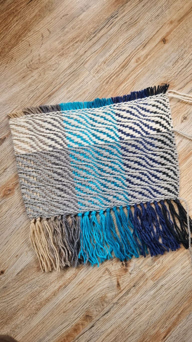 Tejiendo el río: así avanza la obra colectiva que traduce el Simpson en fibra y color