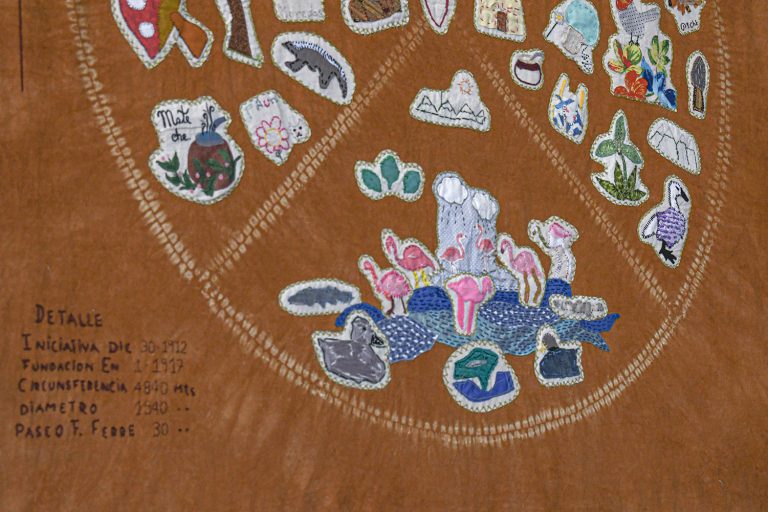 Tapiz comunitario que reunió a diversas generaciones se exhibe en el Aeropuerto de Balmaceda